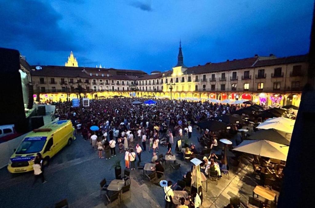 Arquitecto De La Vida- Plaza Mayor Leon Exterior photo