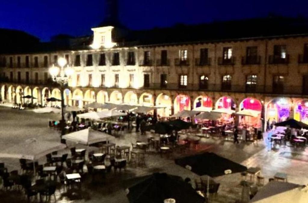 Arquitecto De La Vida- Plaza Mayor Leon Exterior photo