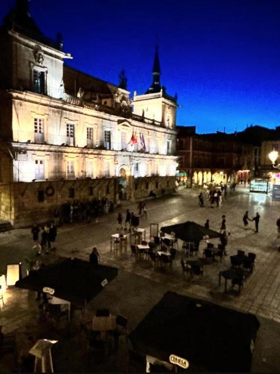 Arquitecto De La Vida- Plaza Mayor Leon Exterior photo