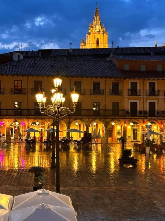 Arquitecto De La Vida- Plaza Mayor Leon Exterior photo