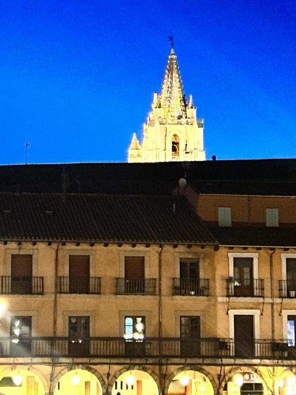 Arquitecto De La Vida- Plaza Mayor Leon Exterior photo