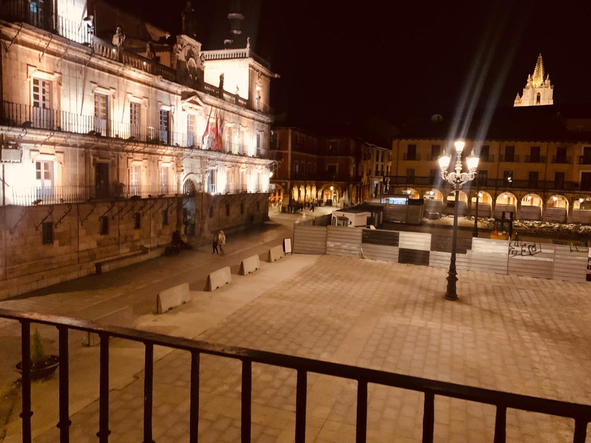 Arquitecto De La Vida- Plaza Mayor Leon Exterior photo